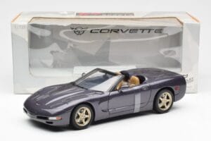 Chevrolet Corvette C5 Kabriolett Lilla Pärl Metallik UT Models 1:18 21010 Metall - pilt 6/6
