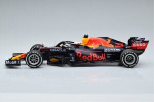 Red Bull Racing RB16B #33 M. Verstappen Abu Dhabi GP F1 World Champion 2021 Minichamps 1:18 110212333 Metall - pilt 3/6