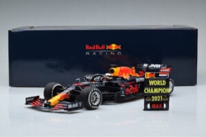 Red Bull Racing RB16B #33 M. Verstappen Abu Dhabi GP F1 World Champion 2021 Minichamps 1:18 110212333 Metall - pilt 6/6