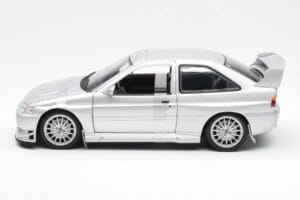 Ford Escort RS Cosworth Tänavaversioon Hõbedane UT Models 1:18 22706 Metall - pilt 3/6