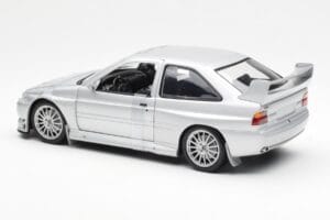 Ford Escort RS Cosworth Tänavaversioon Hõbedane UT Models 1:18 22706 Metall - pilt 4/6