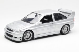 Ford Escort RS Cosworth Tänavaversioon Hõbedane UT Models 1:18