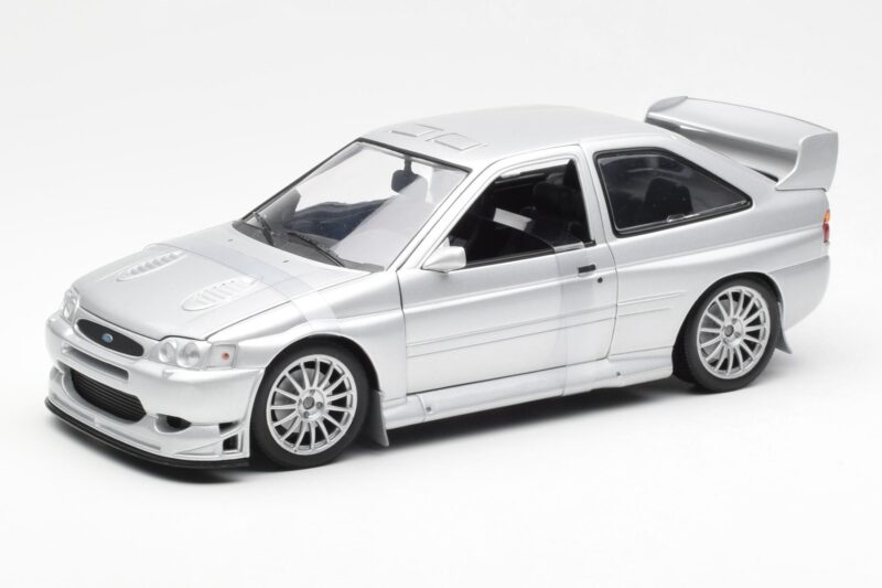Ford Escort RS Cosworth Tänavaversioon Hõbedane UT Models 1:18