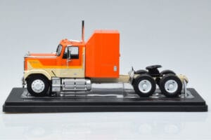 GMC General Oranž IXO 1:43 TR129 Metall - pilt 3/6