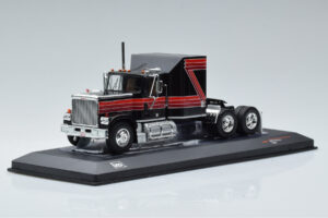 GMC General Punane Must IXO 1:43 TR102