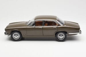 Jaguar XJ6 Series 1 4.2 Sable Pruun Paragon 1:18 2011004 Metall - pilt 4/8