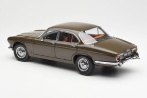 Jaguar XJ6 Series 1 4.2 Sable Pruun Paragon 1:18 2011004 Metall - pilt 7/8
