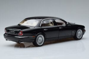 Jaguar XJ6 X350 Ebony Must Almost Real 1:18 810501 Metall - pilt 3/11
