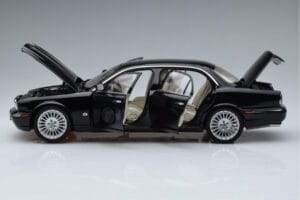 Jaguar XJ6 X350 Ebony Must Almost Real 1:18 810501 Metall - pilt 4/11