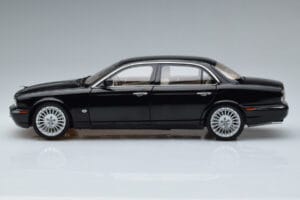 Jaguar XJ6 X350 Ebony Must Almost Real 1:18 810501 Metall - pilt 5/11