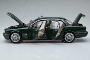 Jaguar XJ6 X350 Racing Roheline Almost Real 1:18 810502 Metall - pilt 4/13