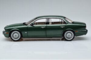 Jaguar XJ6 X350 Racing Roheline Almost Real 1:18 810502 Metall - pilt 5/13