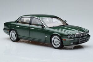 Jaguar XJ6 X350 Racing Roheline Almost Real 1:18 810502 Metall - pilt 6/13