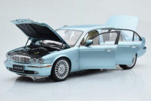 Jaguar XJ6 X350 Seafrost Helesinine Almost Real 1:18 810503 Metall - pilt 2/11