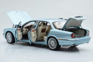 Jaguar XJ6 X350 Seafrost Helesinine Almost Real 1:18 810503 Metall - pilt 3/11