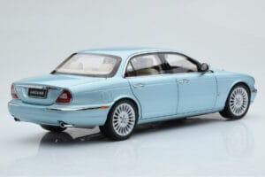 Jaguar XJ6 X350 Seafrost Helesinine Almost Real 1:18 810503 Metall - pilt 4/11