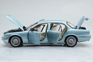 Jaguar XJ6 X350 Seafrost Helesinine Almost Real 1:18 810503 Metall - pilt 5/11