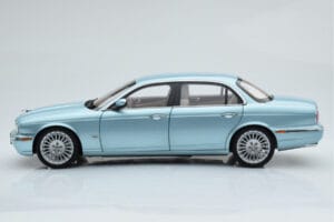 Jaguar XJ6 X350 Seafrost Helesinine Almost Real 1:18 810503 Metall - pilt 6/11
