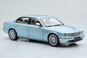 Jaguar XJ6 X350 Seafrost Helesinine Almost Real 1:18 810503 Metall - pilt 7/11