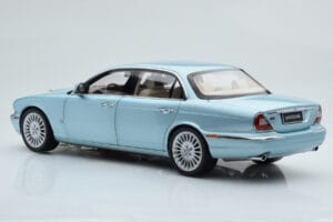 Jaguar XJ6 X350 Seafrost Helesinine Almost Real 1:18 810503 Metall - pilt 8/11