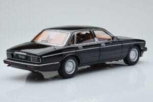 Jaguar XJ6 XJ40 Ebony Must Almost Real 1:18 810543 Metall - pilt 3/11