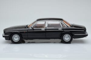 Jaguar XJ6 XJ40 Ebony Must Almost Real 1:18 810543 Metall - pilt 4/11