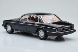 Jaguar XJ6 XJ40 Ebony Must Almost Real 1:18 810543 Metall - pilt 7/11