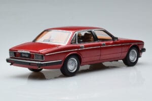 Jaguar XJ6 XJ40 Flamenco Punane Almost Real 1:18 810541 Metall - pilt 3/11