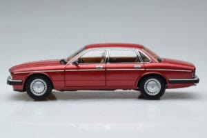 Jaguar XJ6 XJ40 Flamenco Punane Almost Real 1:18 810541 Metall - pilt 5/11