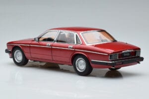 Jaguar XJ6 XJ40 Flamenco Punane Almost Real 1:18 810541 Metall - pilt 7/11