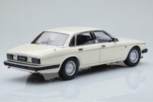 Jaguar XJ6 XJ40 Glacier Valge Almost Real 1:18 810542 Metall - pilt 3/11