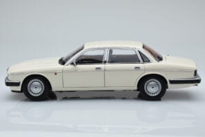 Jaguar XJ6 XJ40 Glacier Valge Almost Real 1:18 810542 Metall - pilt 4/11