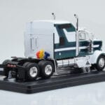 Kenworth W900 Roheline Valge IXO 1:43 - image 2 of 6