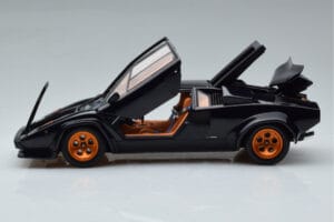 Lamborghini Countach LP500S Walter Wolf Tumesinine Kyosho 1:18 08320D Metall - pilt 4/11