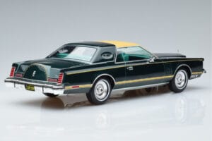 Lincoln Continental Mark V Tumeroheline MCG 1:18 MCG18404 Metall - pilt 2/6