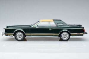 Lincoln Continental Mark V Tumeroheline MCG 1:18 MCG18404 Metall - pilt 3/6