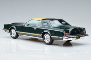 Lincoln Continental Mark V Tumeroheline MCG 1:18 MCG18404 Metall - pilt 5/6