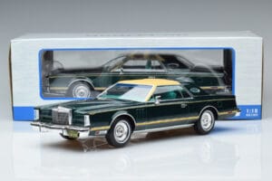Lincoln Continental Mark V Tumeroheline MCG 1:18 MCG18404 Metall - pilt 6/6