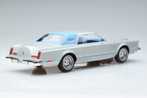 Lincoln Continental Mark V Hõbedane MCG 1:18 MCG18403 Metall - pilt 2/6
