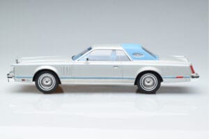 Lincoln Continental Mark V Hõbedane MCG 1:18 MCG18403 Metall - pilt 3/6