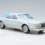Lincoln Continental Mark V Hõbedane MCG 1:18 - image 4 of 6