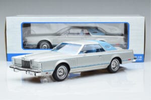 Lincoln Continental Mark V Hõbedane MCG 1:18 MCG18403 Metall - pilt 6/6