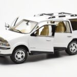 Lincoln Navigator Valge AUTOart 1:18 - image 2 of 8