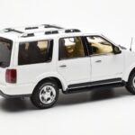 Lincoln Navigator Valge AUTOart 1:18 - image 3 of 8