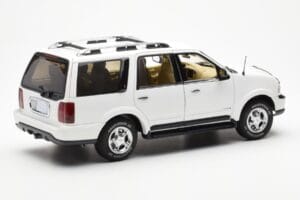 Lincoln Navigator Valge AUTOart 1:18 72761 Metall - pilt 3/8