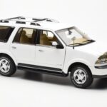 Lincoln Navigator Valge AUTOart 1:18 - image 6 of 8