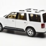 Lincoln Navigator Valge AUTOart 1:18 - image 7 of 8