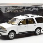 Lincoln Navigator Valge AUTOart 1:18 - image 8 of 8