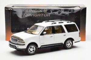 Lincoln Navigator Valge AUTOart 1:18 72761 Metall - pilt 8/8