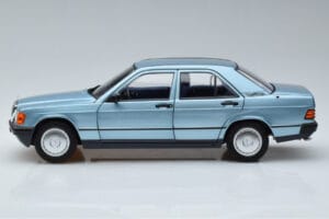 Mercedes 190E W201 Helesinine Norev 1:18 183828 Metall - pilt 4/7